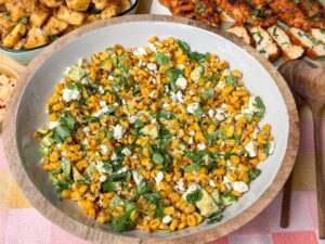 Maissalade met Mexicaanse twist met gebakken mais, avocado en feta