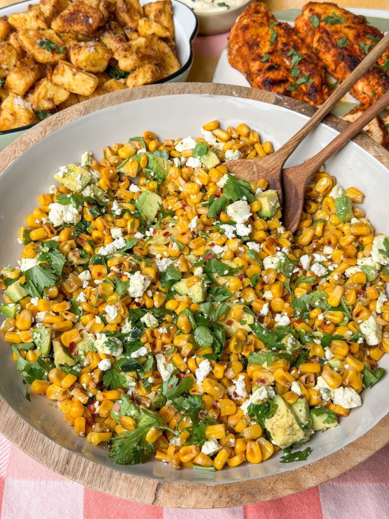 Salade met gebakken mais, feta en avocado