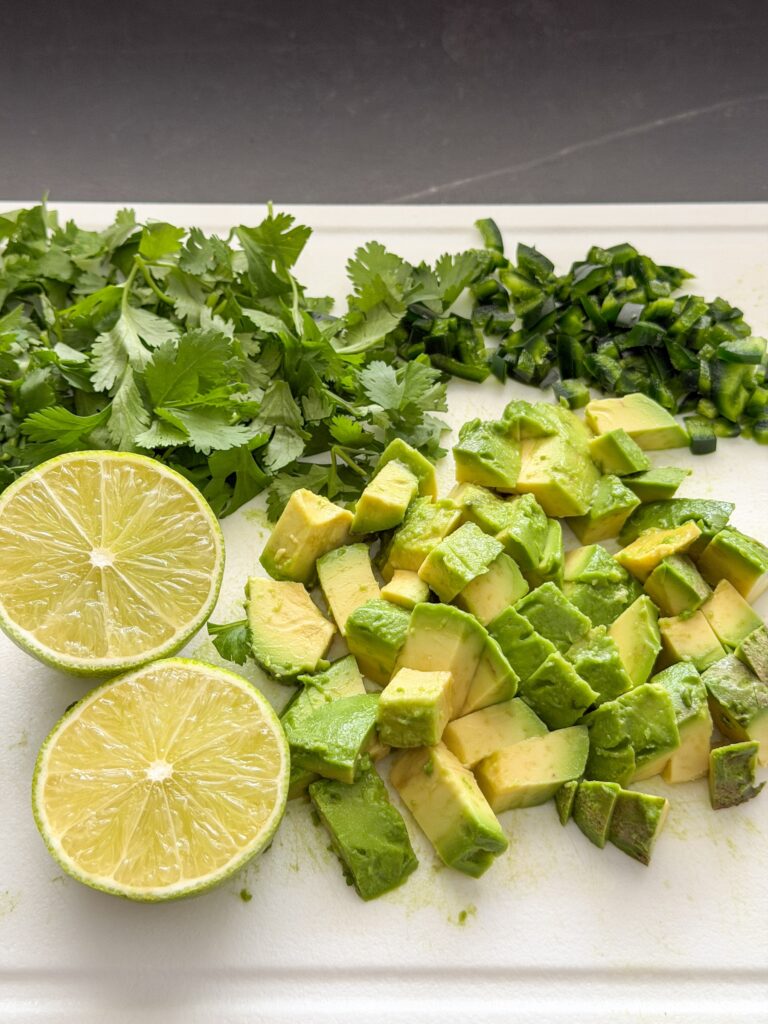 Ingrediënten snijden voor de salade met mais