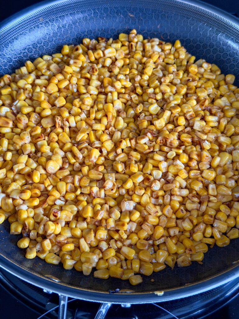 Mais goudbruin bakken in koekenpan