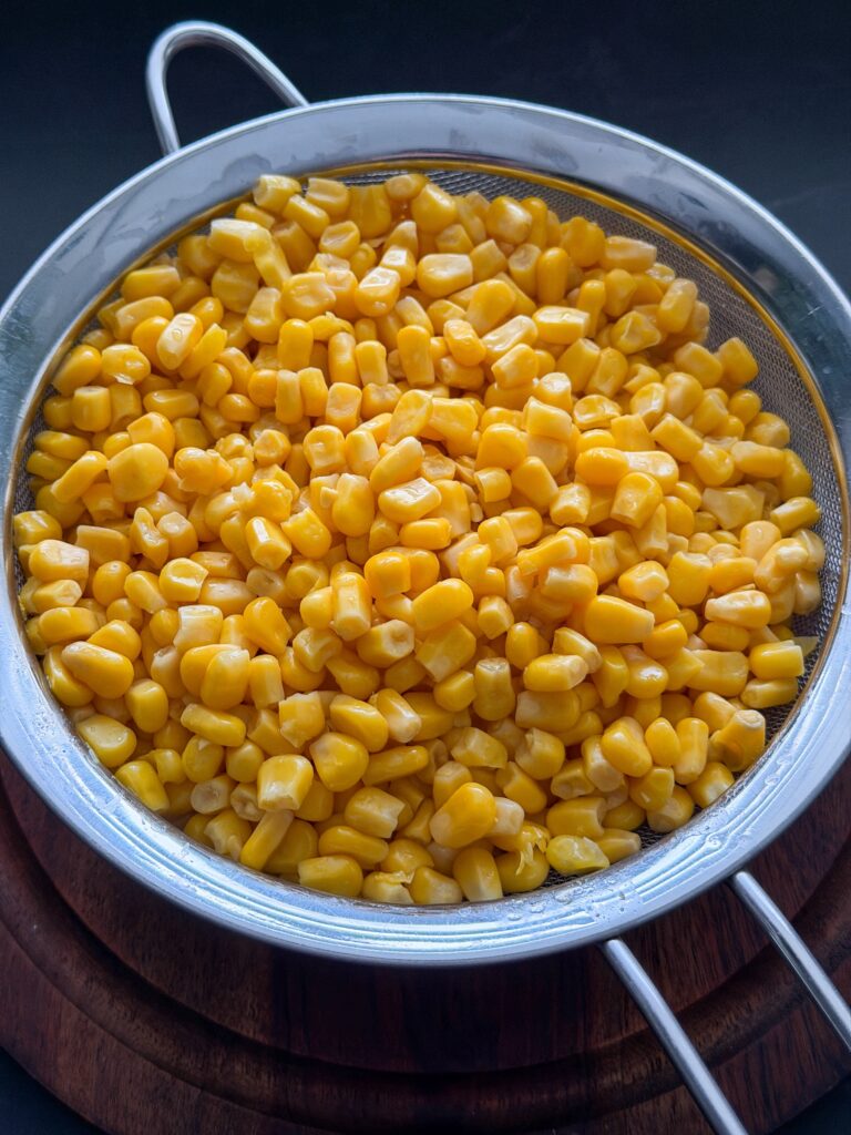 Mais in zeef goed laten uitlekken