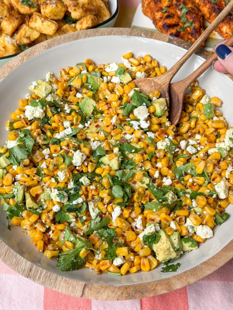 Maissalade met Mexicaanse twist serveren