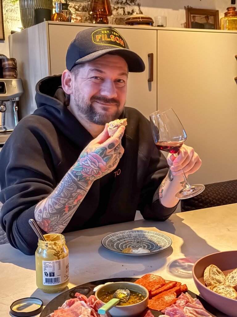 Jan Willem met wijn en een borrelplank