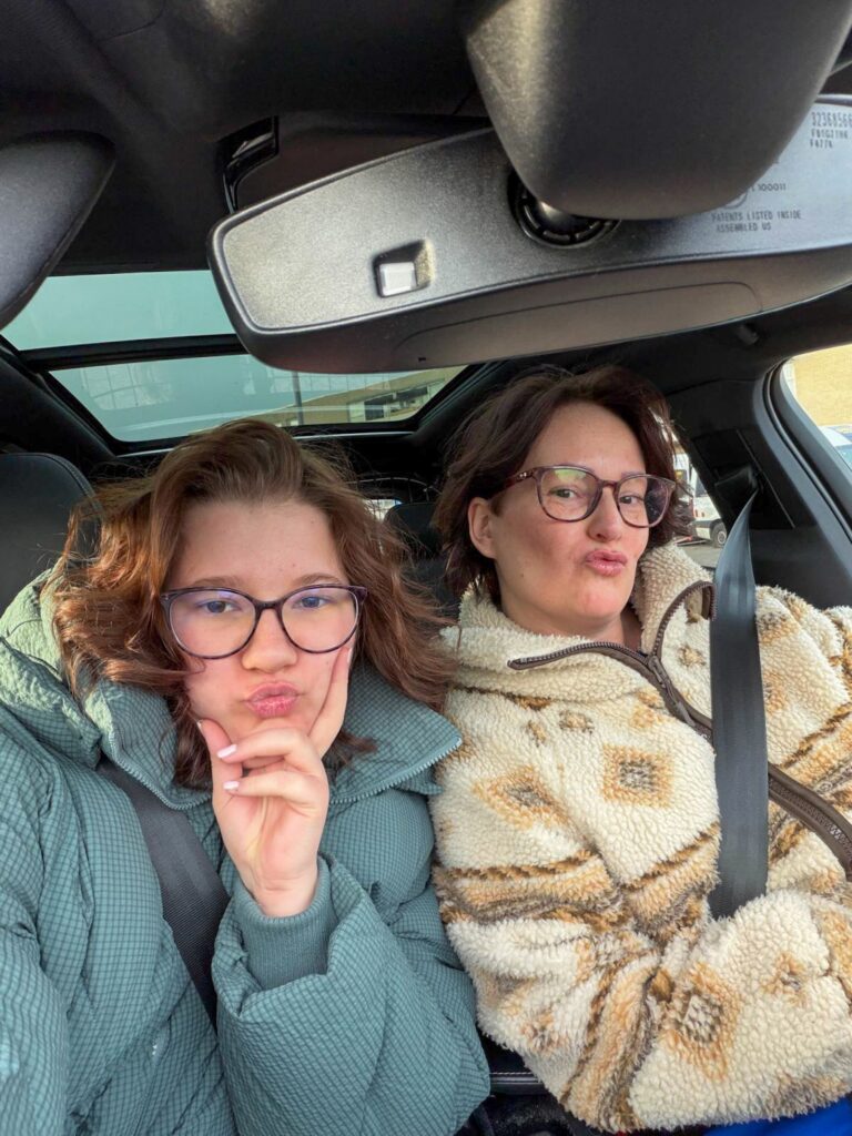 Beaudine en Marie Louise maken een grappige selfie in de auto.