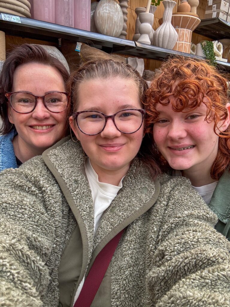 Marie-Louise, Amaranthe en Beaudine selfie in een tuincentrum