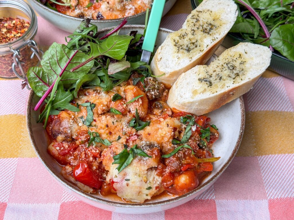 Vegetarische gnocchi geserveerd met salade en stokbrood
