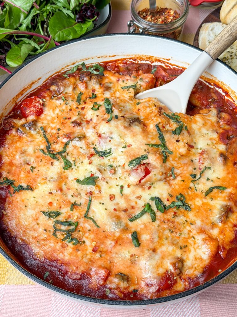 Pittige vegetarische gnocchi ovenschotel in pan uit de oven