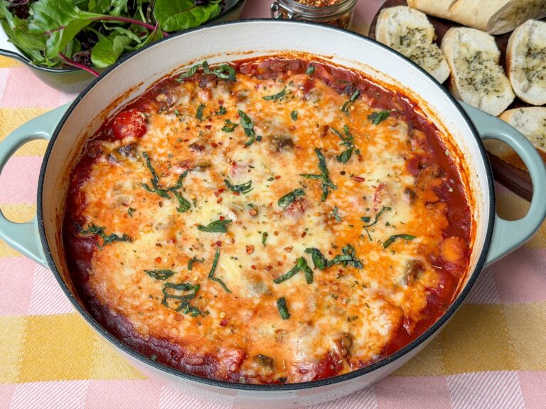 Pittige vegetarische gnocchi ovenschotel in een pan met gesmolten kaas en tomatensaus