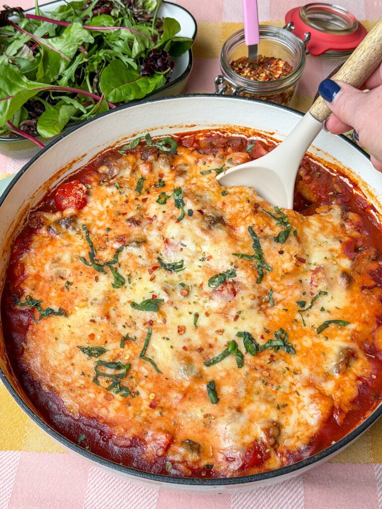 Pittige vegetarische gnocchi ovenschotel vers uit de oven met gesmolten kaas