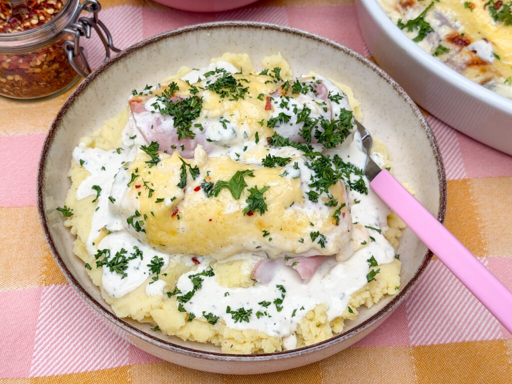 Aardappelpuree met preirolletjes uit de oven met ham, kruidenroomkaas saus en kaas