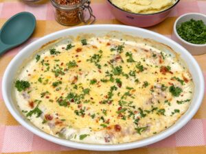 Preirolletjes uit de oven met ham en romige saus van kruidenroomkaas, kookroom en gesmolten kaas