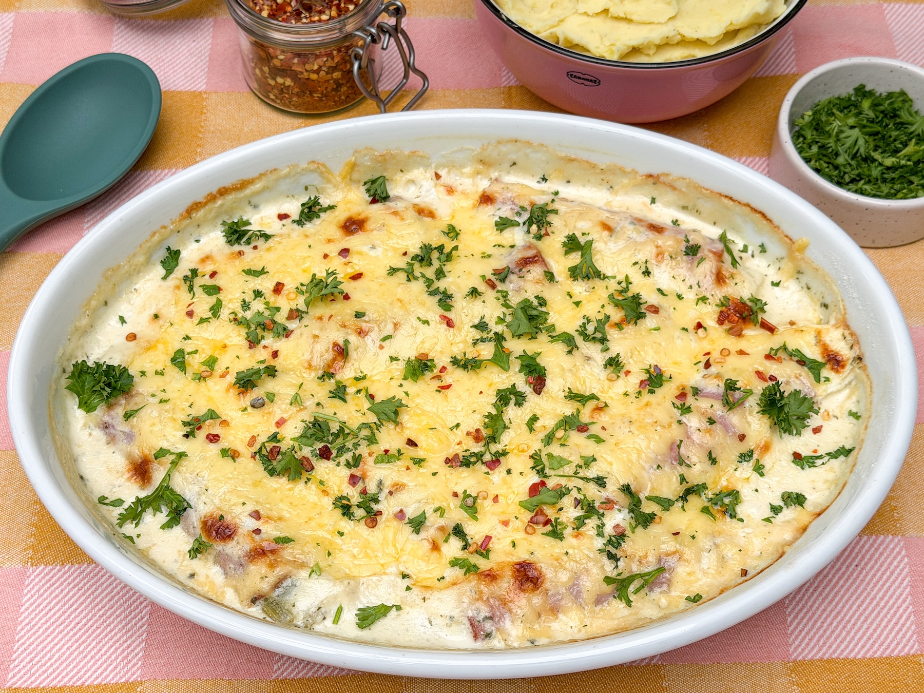 Preirolletjes uit de oven met ham en romige saus van kruidenroomkaas, kookroom en gesmolten kaas