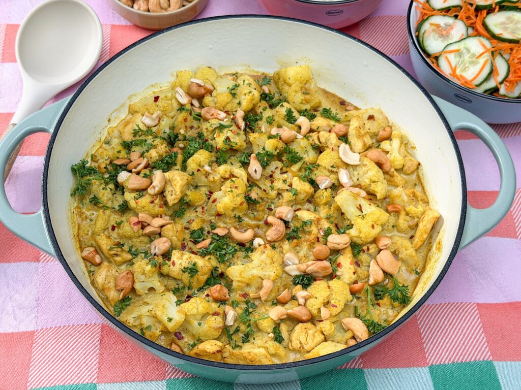 Romige curry met bloemkool en cashewnoten in pan
