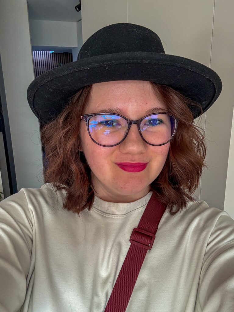 Beaudine selfie met zwarte hoed