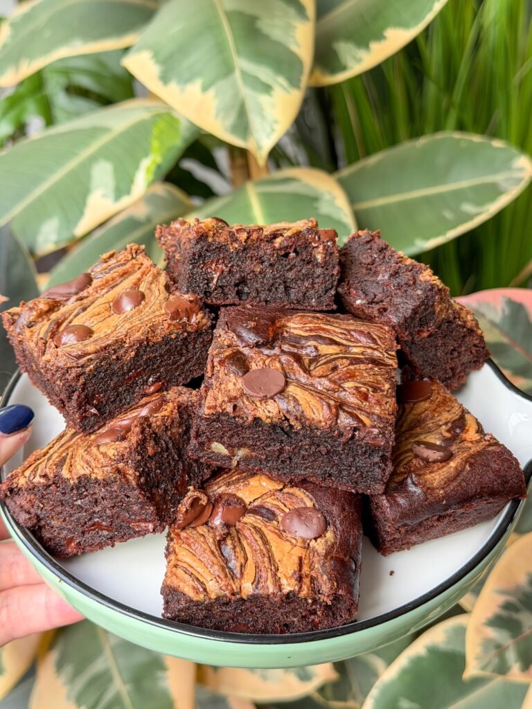Smeuïge brownie met banaan en pindakaas van dichtbij met zichtbare chocoladedruppels