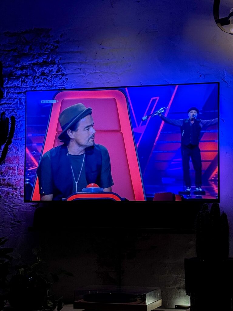 the voice op televisie tijdens een gezellige avond