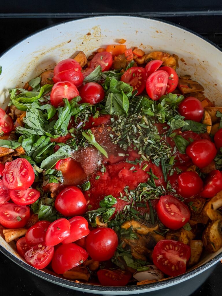 Pittige tomatensaus maken met groenten