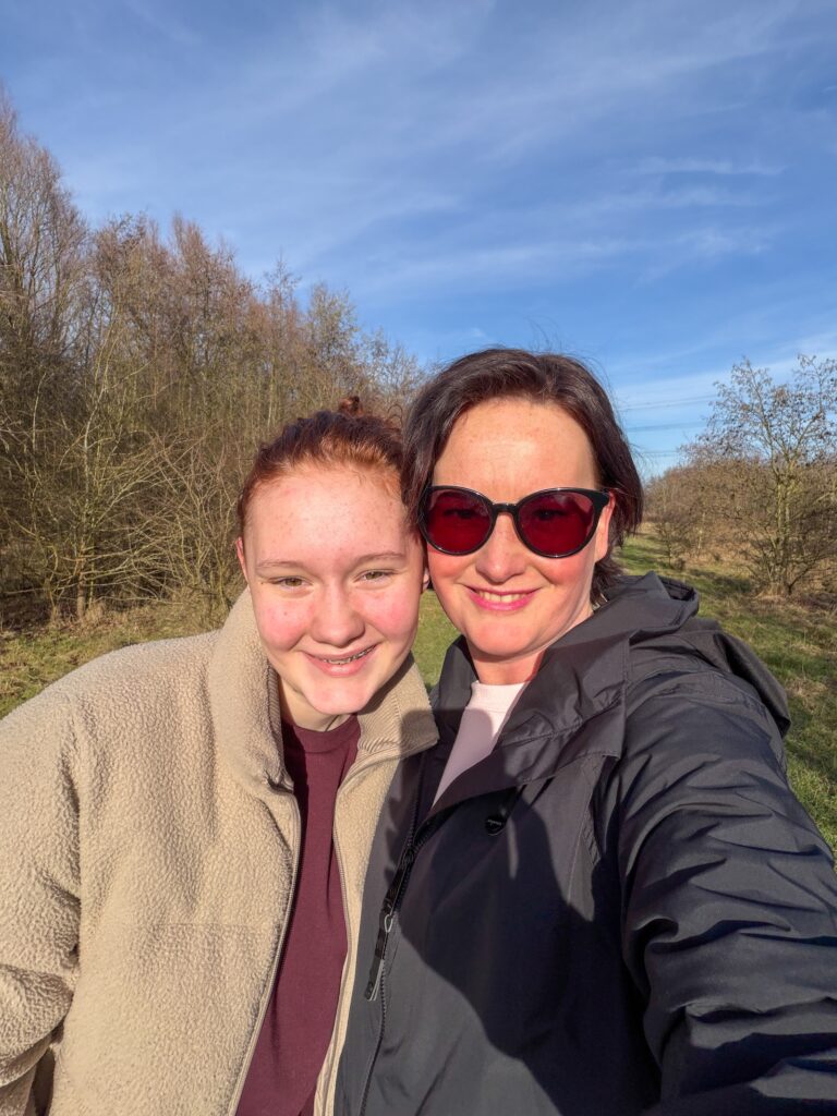 Marie Louise en Amaranthe maken samen een wandeling in de zon en maken een selfie in de natuur