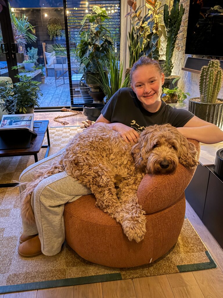 Amaranthe knuffelt op de stoel met Teun