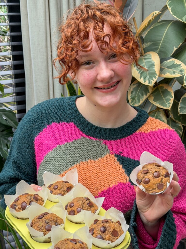 Amaranthe met zelfgemaakte volkoren bananen muffins met chocolade