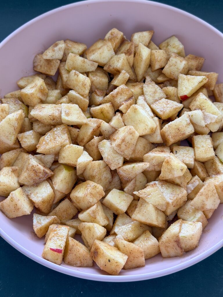 appelstukjes mengen met kaneel en citroen