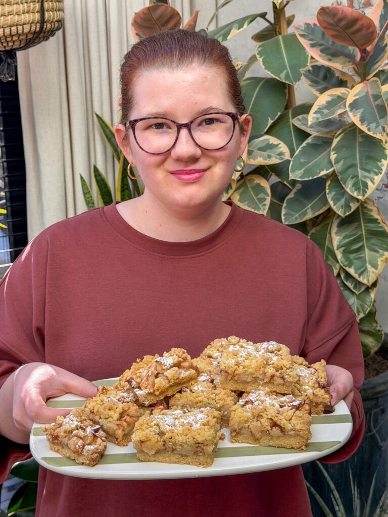 Beaudine serveert appel kruimel plaattaart