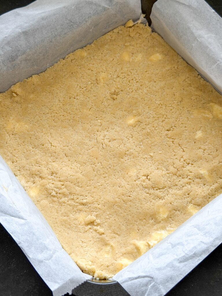 kruimeldeeg aandrukken als bodem voor de appel kruimel plaattaart