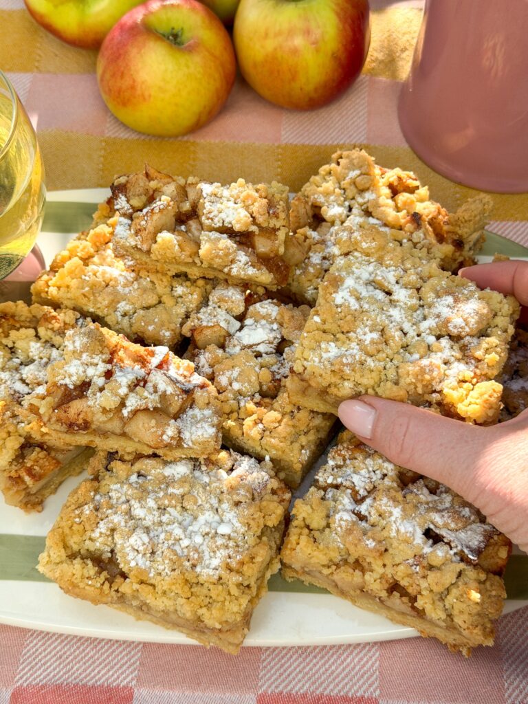 stuk appel kruimel plaattaart pakken van schaal