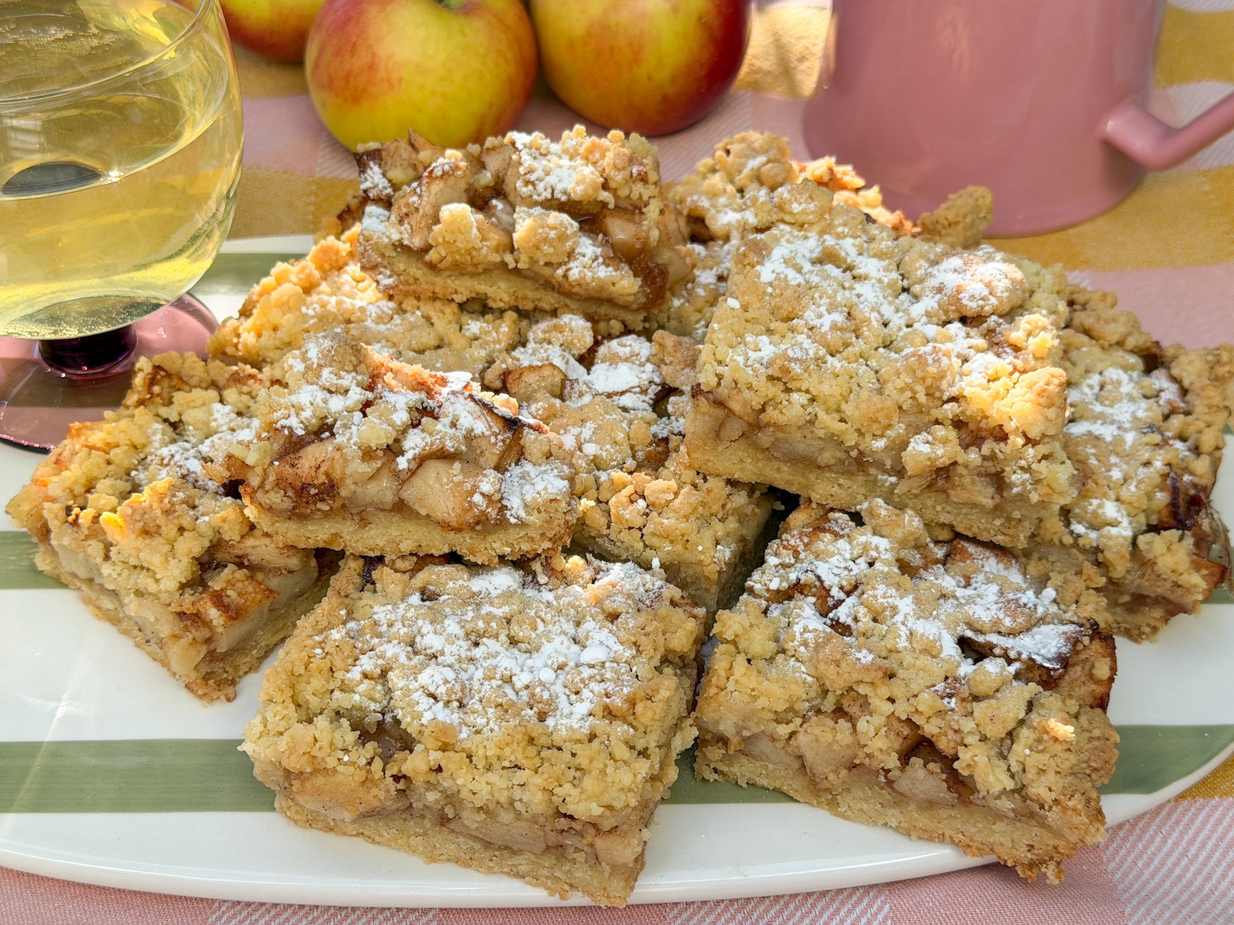 appel kruimel plaattaart in stukken gesneden met poedersuiker