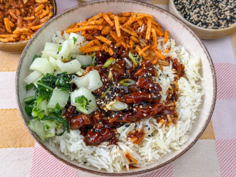 Aziatisch gebakken spek met rijst en paksoi