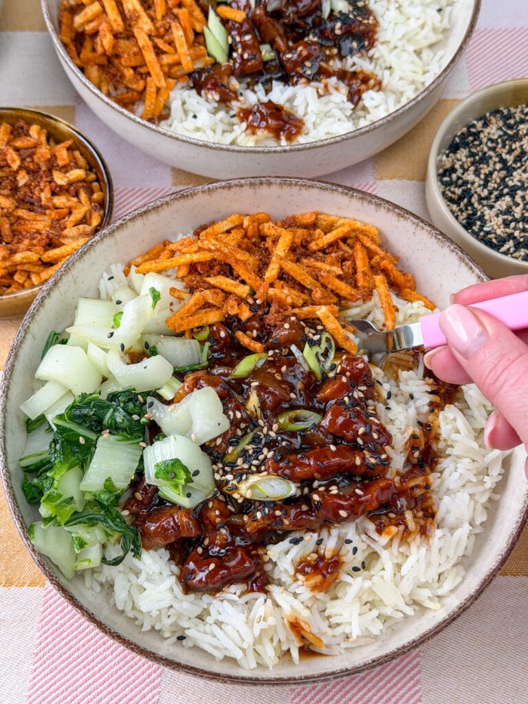 Aziatisch gebakken spek in saus met ketjap en rijst