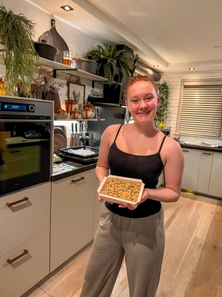 Amaranthe bakt brookies in de keuken