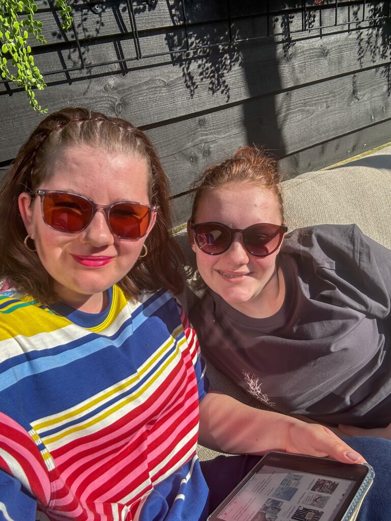 Beaudine en Amaranthe buiten in de zon