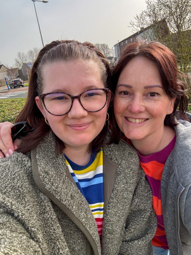 Beaudine en Marie-Louise maken selfie buiten