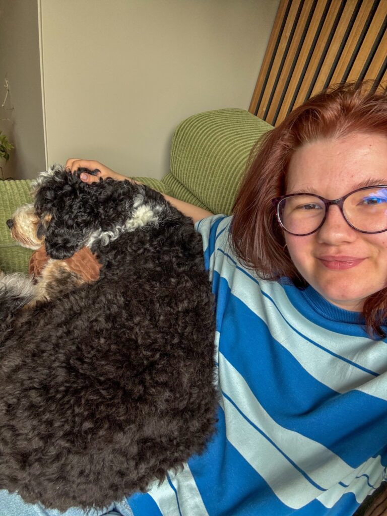 Met Legend knuffelen op de bank