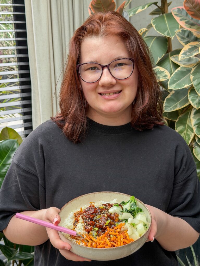 Beaudine met een kom Aziatisch gebakken spek met rijst en paksoi