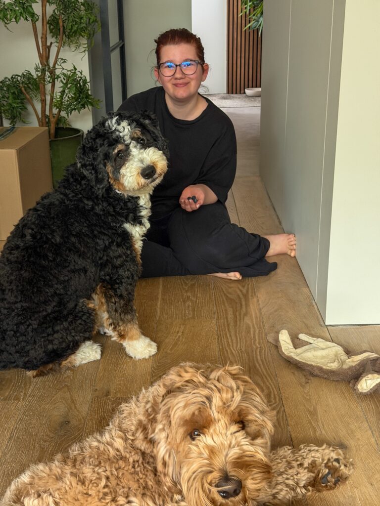 Beaudine geeft blauwe bessen aan Teun en Legend