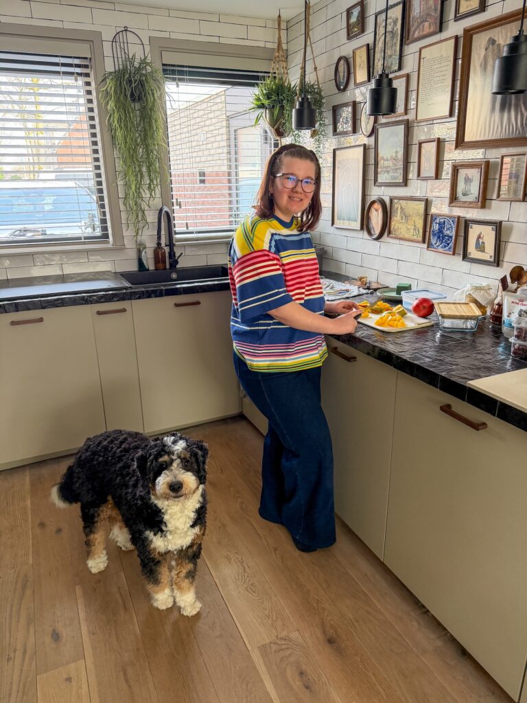 Beaudine snijd mango in de keuken