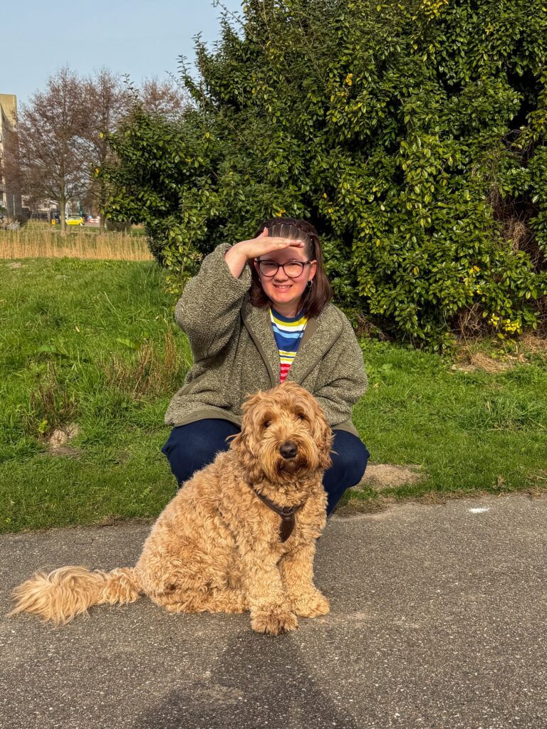 Beaudine en Teun samen buiten wandelen