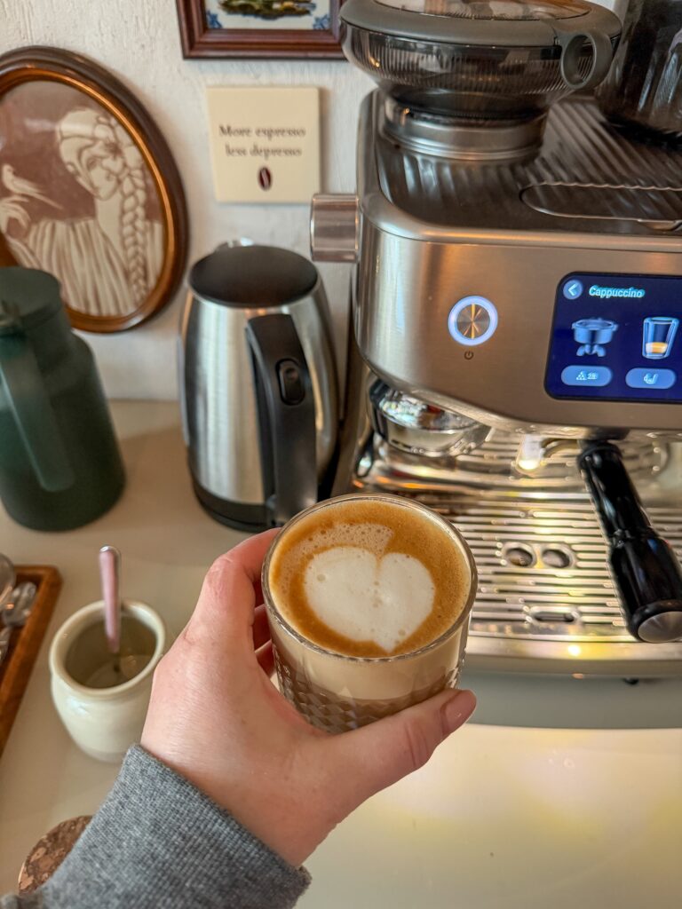 zelfgemaakte cappucino met een hartje erin