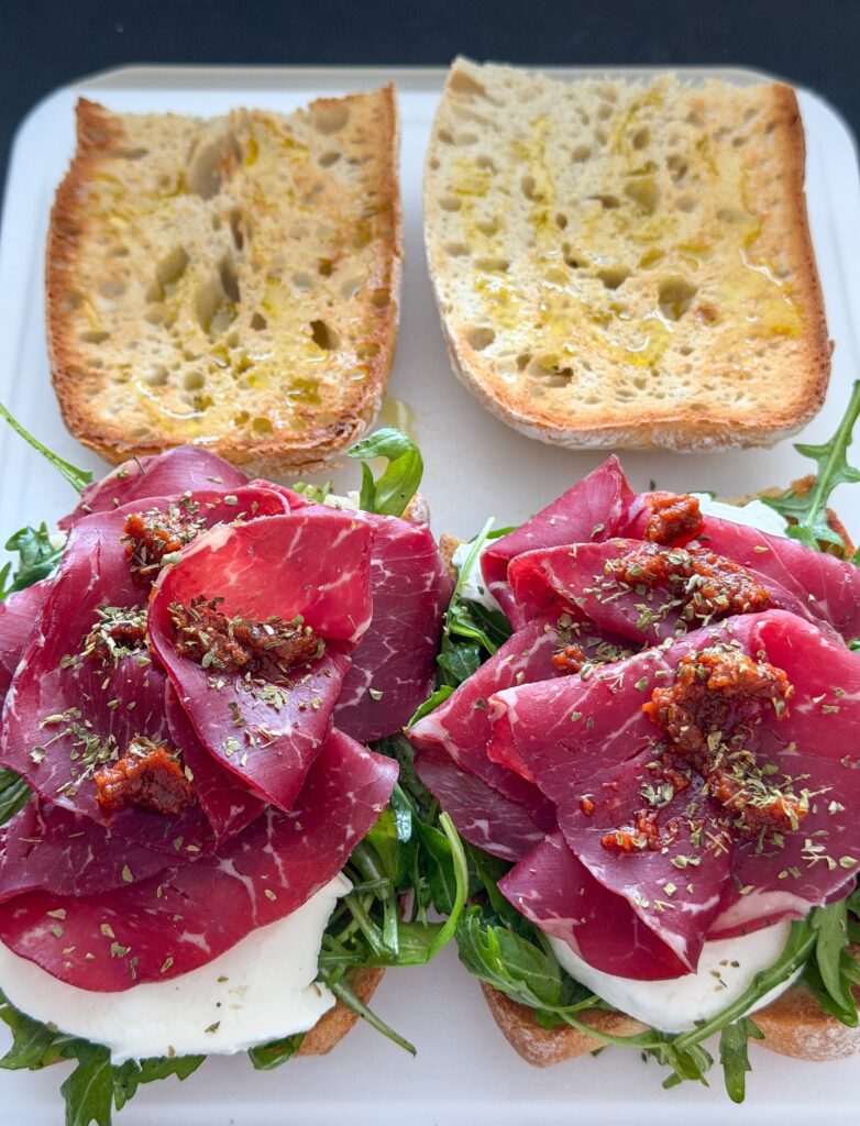 Ciabatta beleggen met dun gesneden bresaola