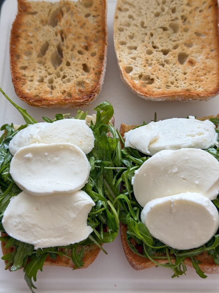 Ciabatta beleggen met rucola en plakjes mozzarella