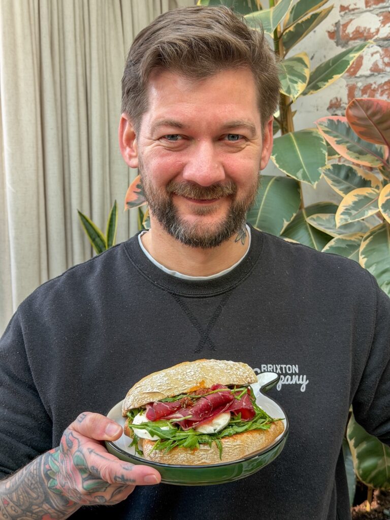 Jan Willem met zelfgemaakt ciabatta broodje met pesto arrabbiata en bresaola