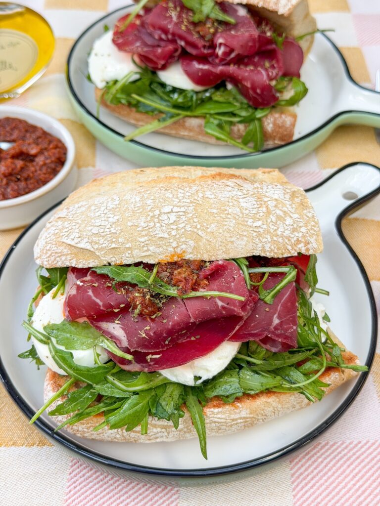 belegd ciabatta broodje met bresaola en pesto arrabbiata