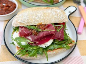 Ciabatta met bresaola, pesto arrabbiata, mozzarella en rucola