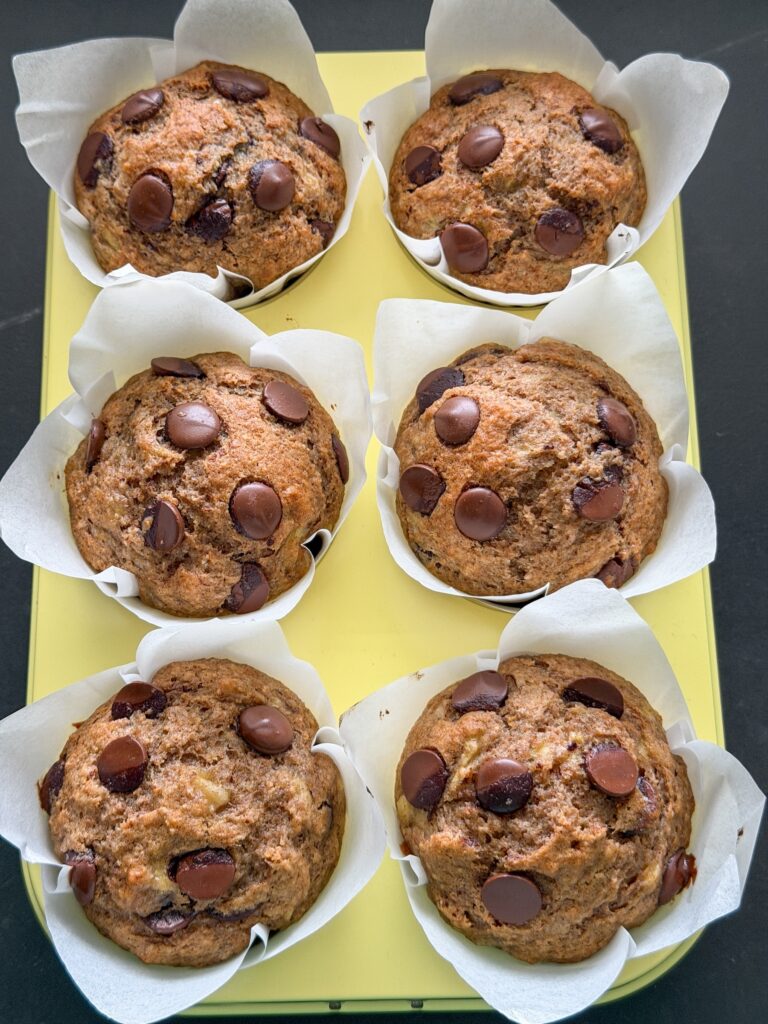 Luchtige gebakken volkoren bananen muffins met chocolade bovenop