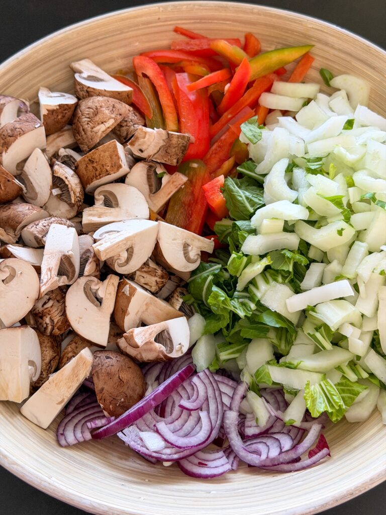 groenten snijden zoals paksoi, champignons, paprika en rode ui