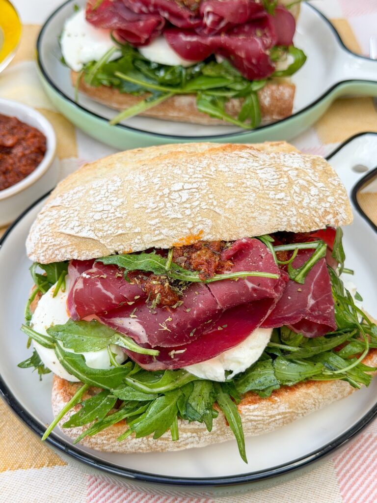 Italiaans ciabatta broodje met bresaola, pesto, mozzarella en rucola