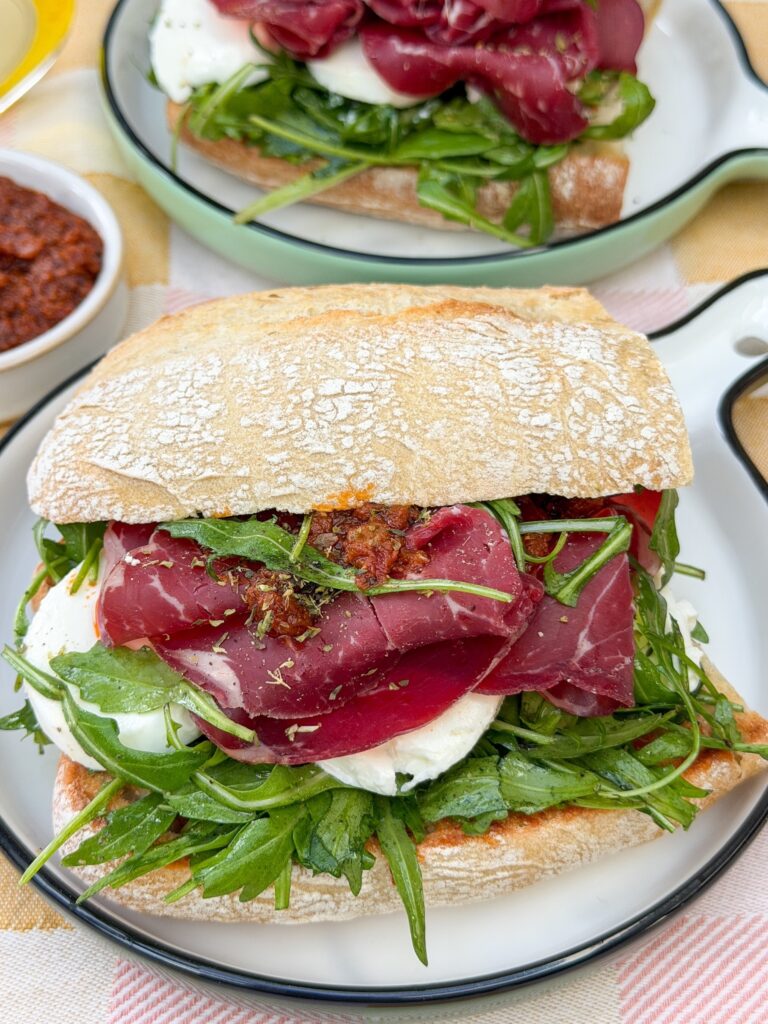 Ciabatta broodje met bresaola, pesto arrabbiata, mozzarella en rucola 
