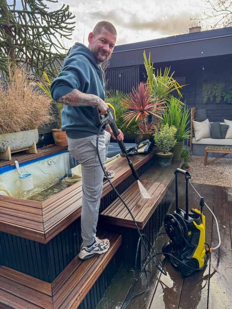 Jan Willem maakt de tuintrap schoon met de hogedrukreiniger